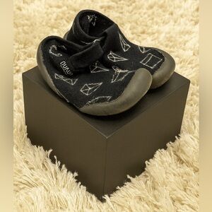 Nununu black toddler sock slippers in size 24/25 or 8/9T